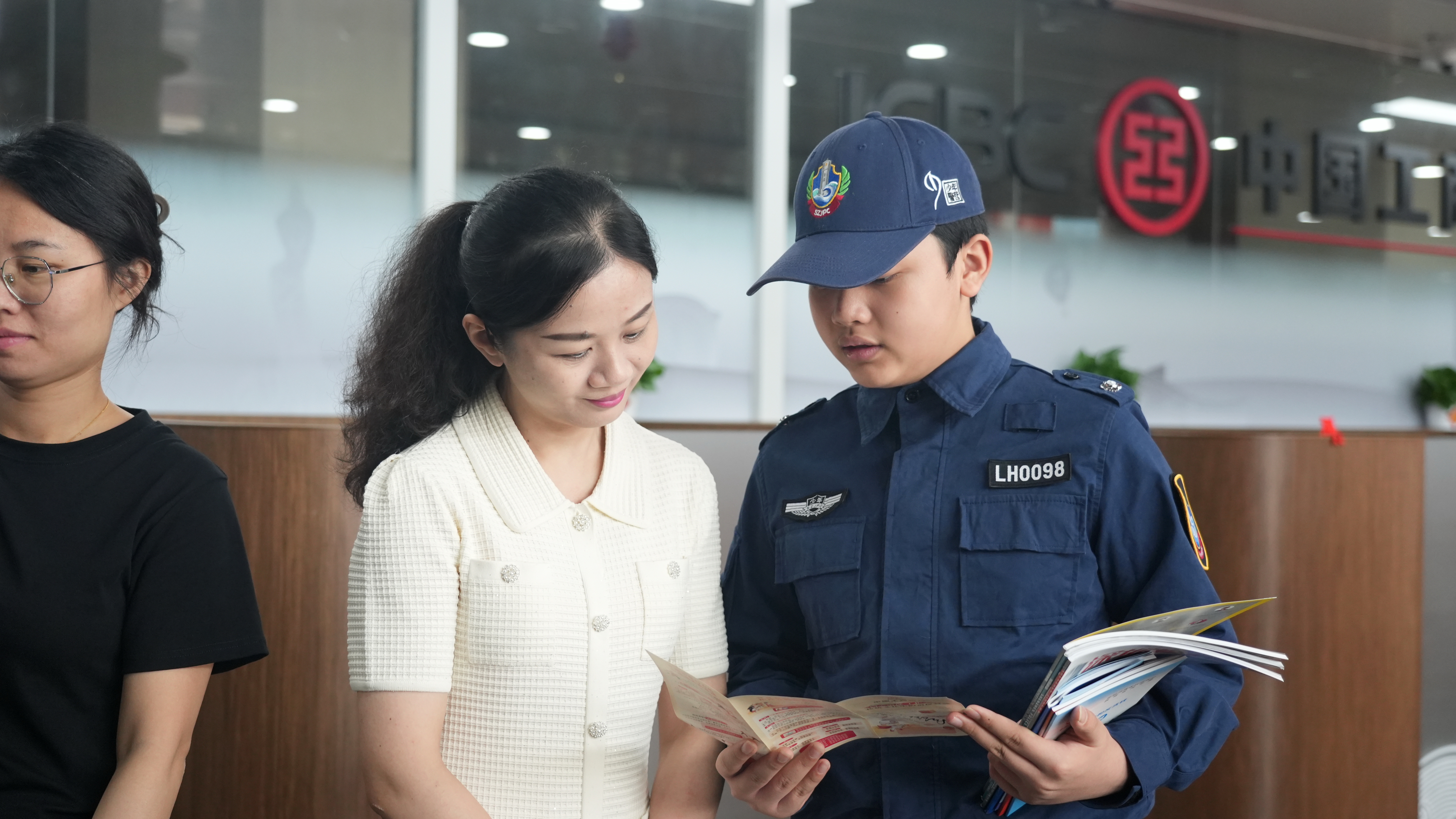 “叔叔阿姨，骗子的‘甜头’不能尝！”——罗湖少警与工商银行联合开展金融青骑兵教育实践活动