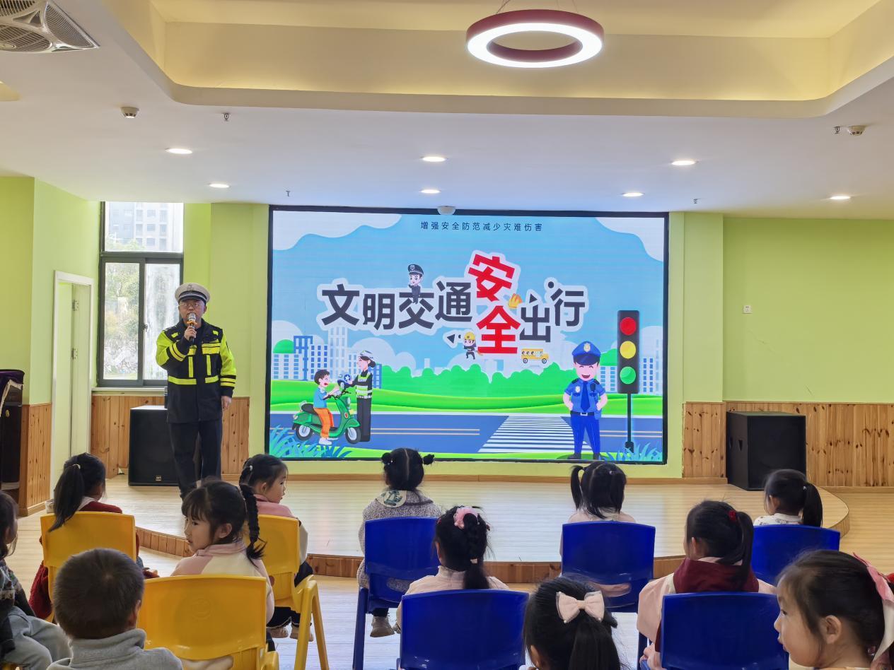 江西彭泽：警校携手筑防线 文明交通润童心