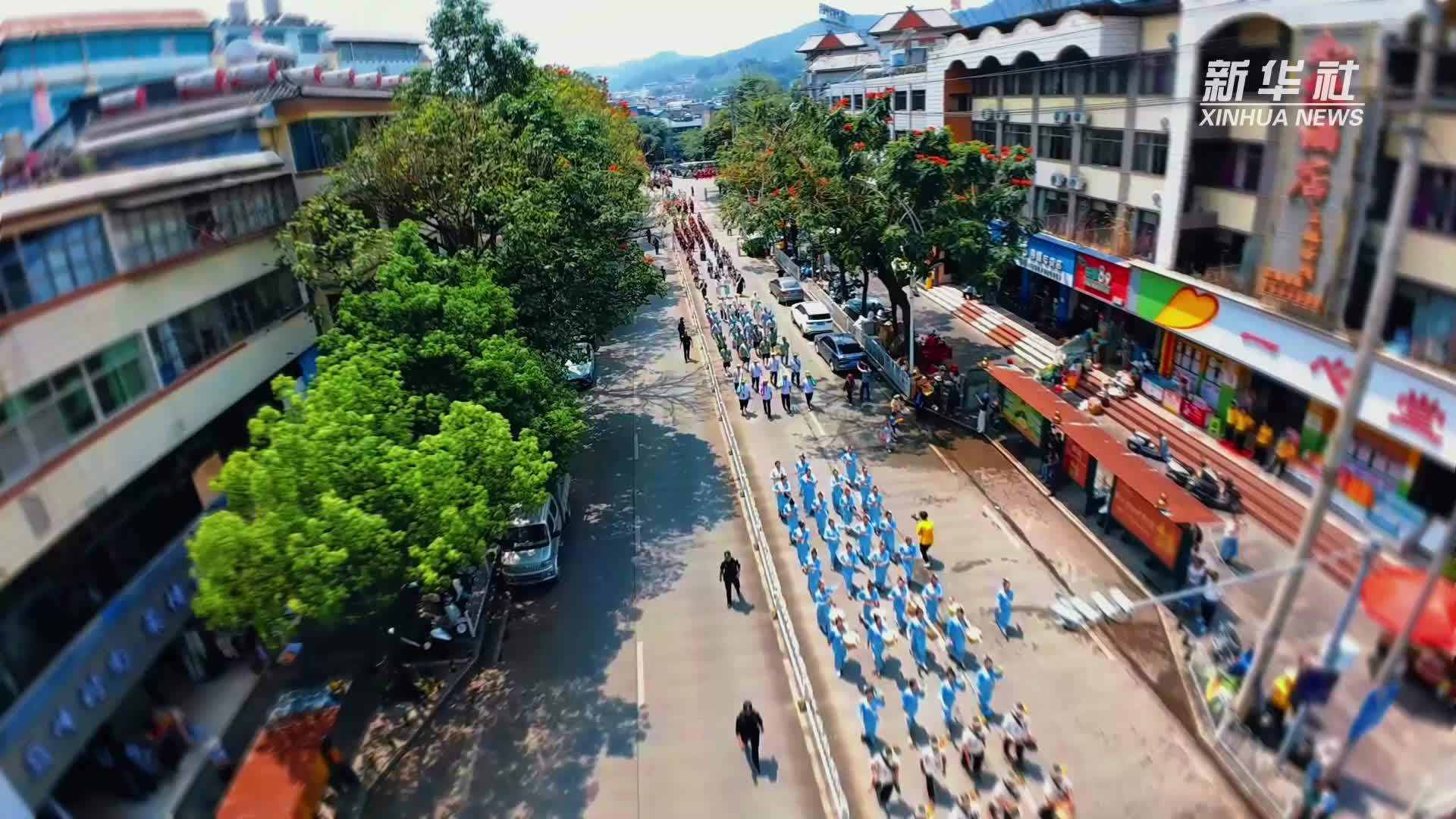穿越机视角“沉浸式”感受云南澜沧泼水狂欢