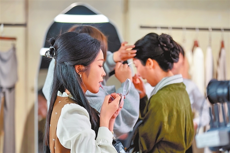 微短剧演员正在补妆。