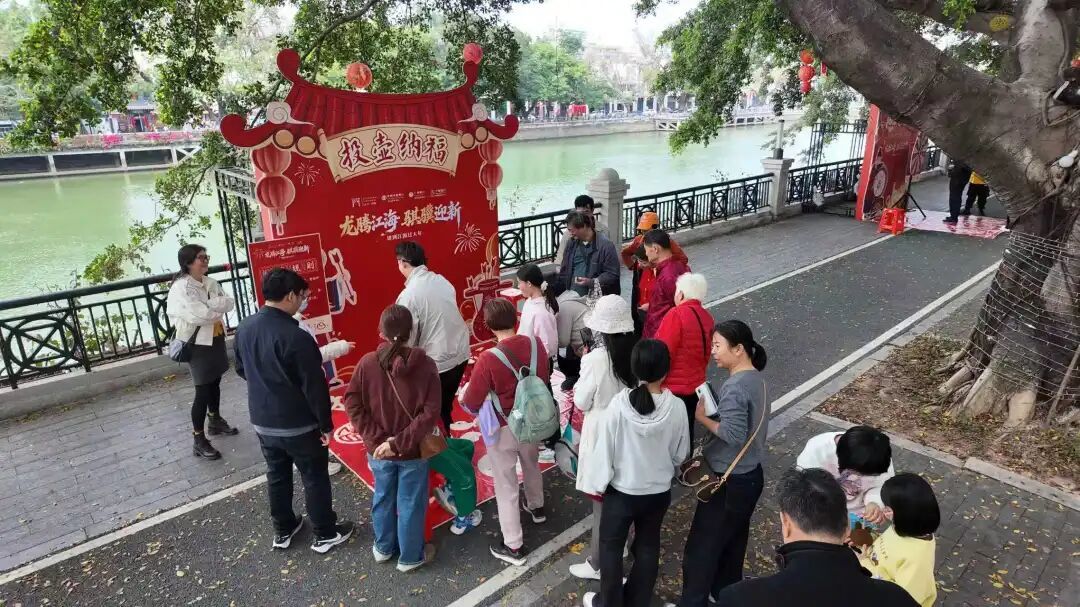江南路新春活动 彭伟宗 摄