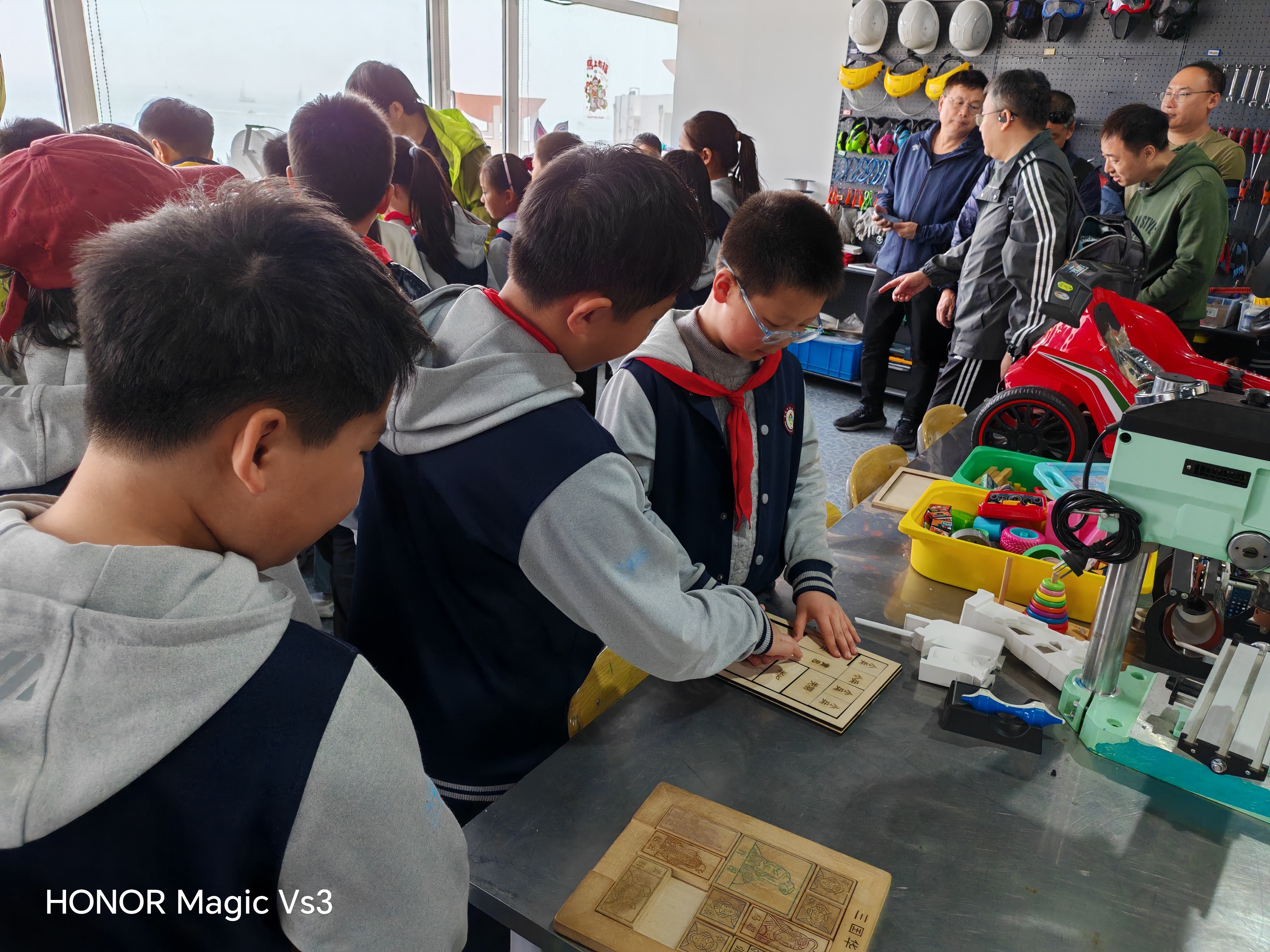 疯狂科学嗨翻天！解锁奇妙新世界——青岛市实验小学四五中队开展STEM科创研学活动