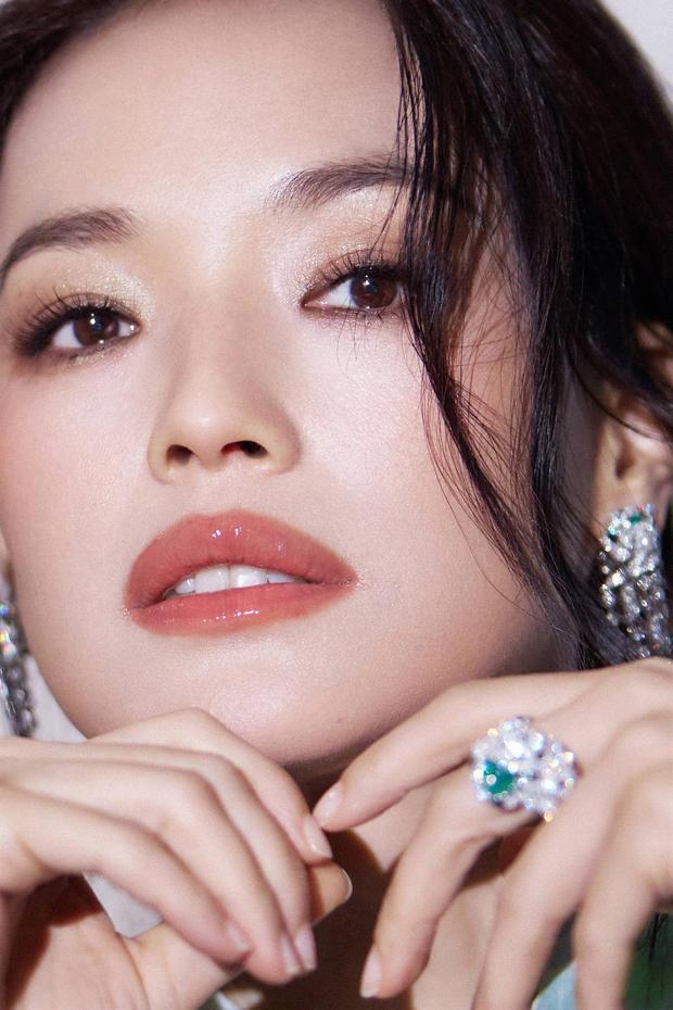 舒淇眉眼精致，唇釉莹润，绿钻珠宝加持，尽显明艳大气的高级感。