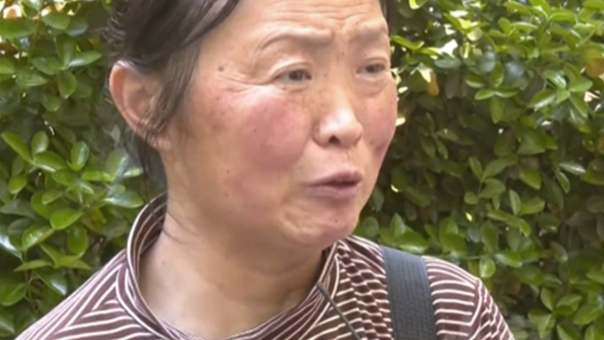 河南13岁男孩骑车遭绳割喉，食管气管全断裂，忍痛跑回家求救，母亲哭得看不清手机上的字：邻居为占道私自拉绳 事后仅拿出一万