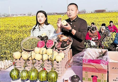 2025年3月31日，馆陶县前市庄西村党支部书记袁邯生（左二）在油菜花田里直播带货。 本报资料片