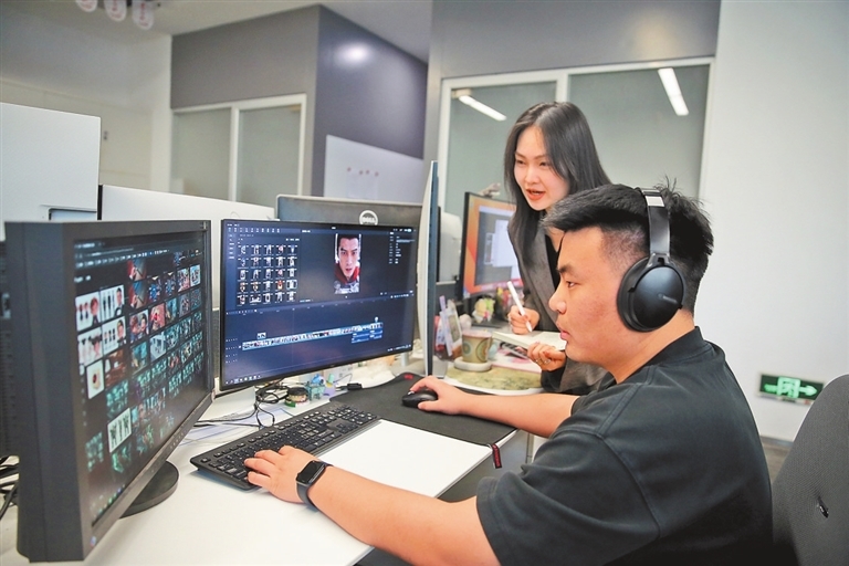 4月10日,豫视频影像创意工厂采编团队正在进行微短剧剪辑。