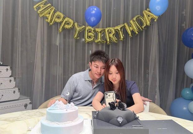 父女俩同框合影，画面温馨有爱。