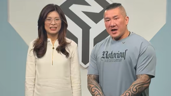 郑丽文对话“馆长”：两岸是一家人，什么事都好商量，自相残杀才是中了外国人的计