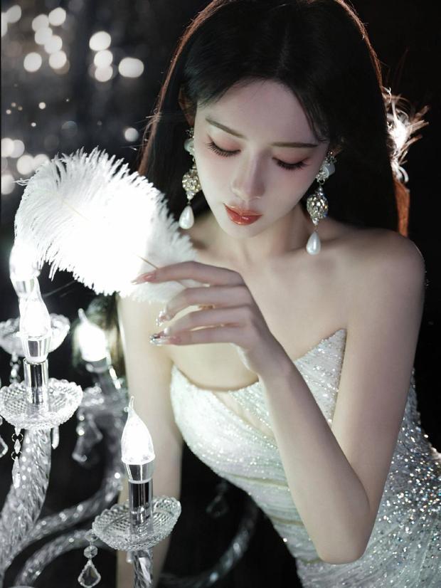 孟子义温柔贵气，氛围感拉满。