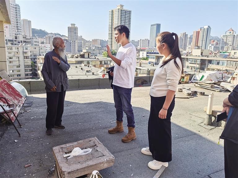 社区工作人员上门与老人协商