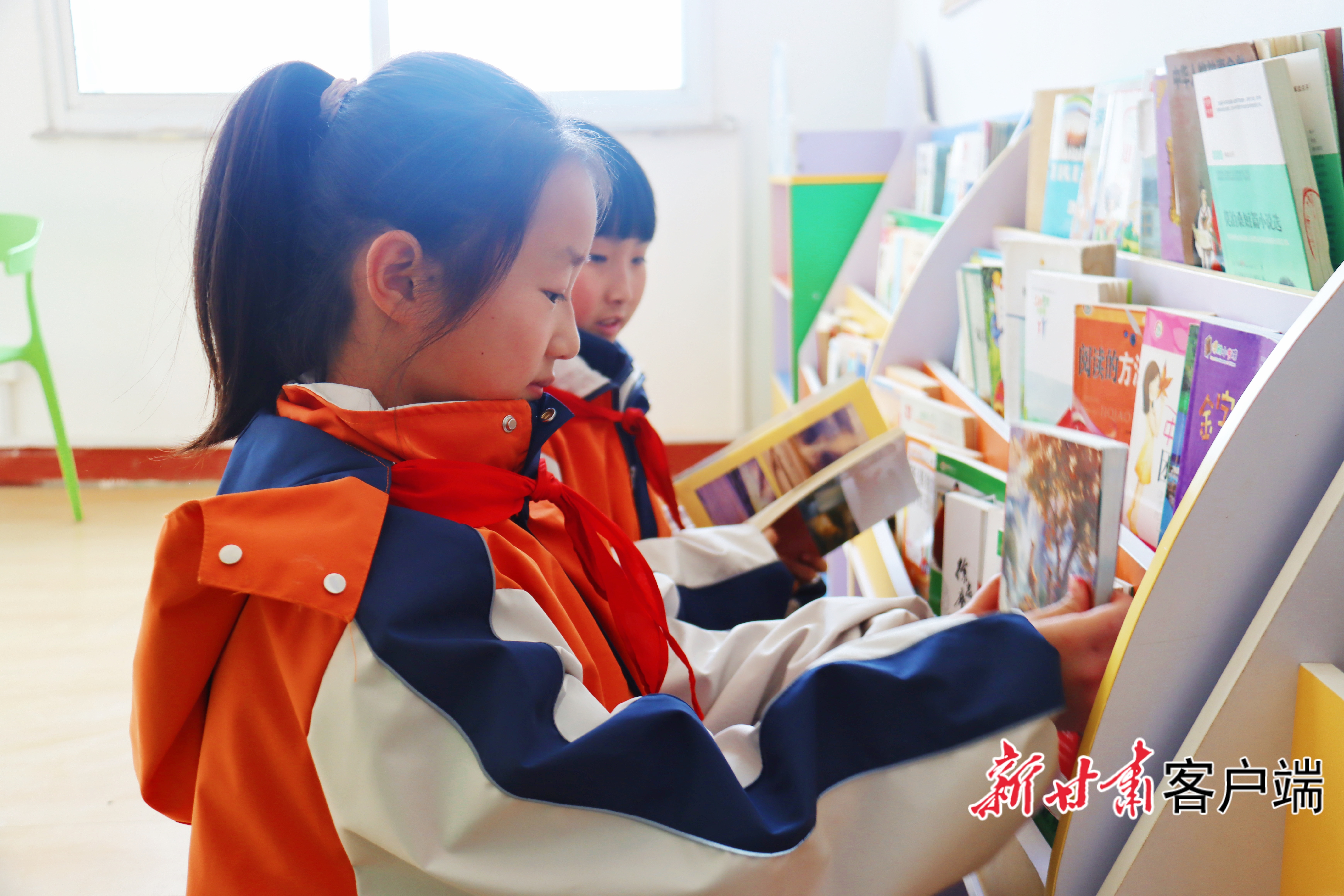 学生们指尖轻拂过一册册书籍　（省图书馆提供）