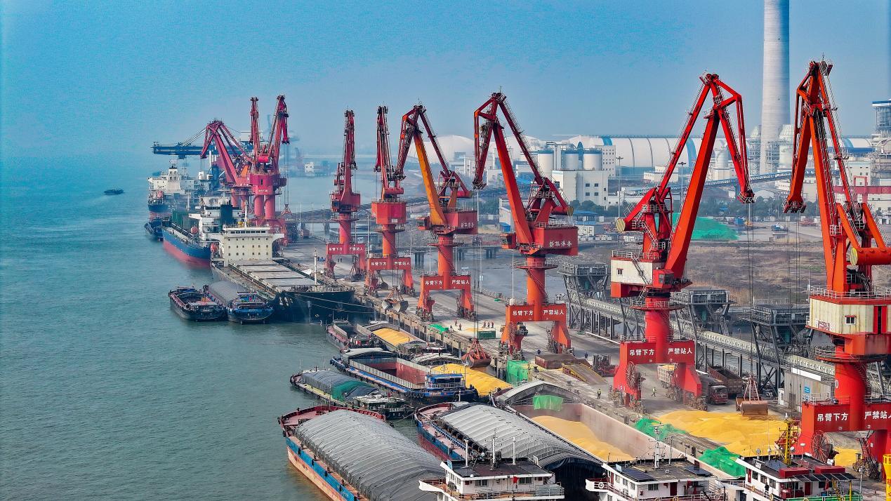 图为靖江港繁忙的生产场景。 朱其摄