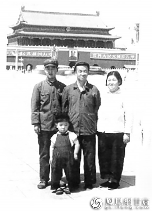 1970年7月，王进喜（右二）在北京住院时与家人在天安门广场合影。资料图片