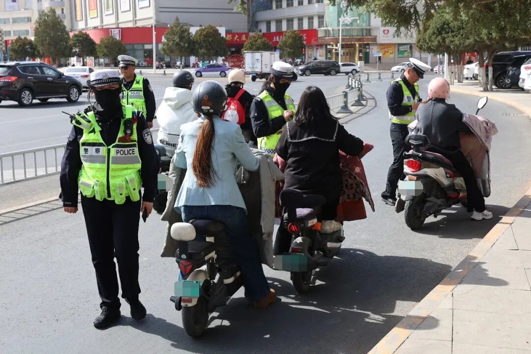 △市公安局金川分局交管大队查处骑乘电动车未佩戴安全头盔行为