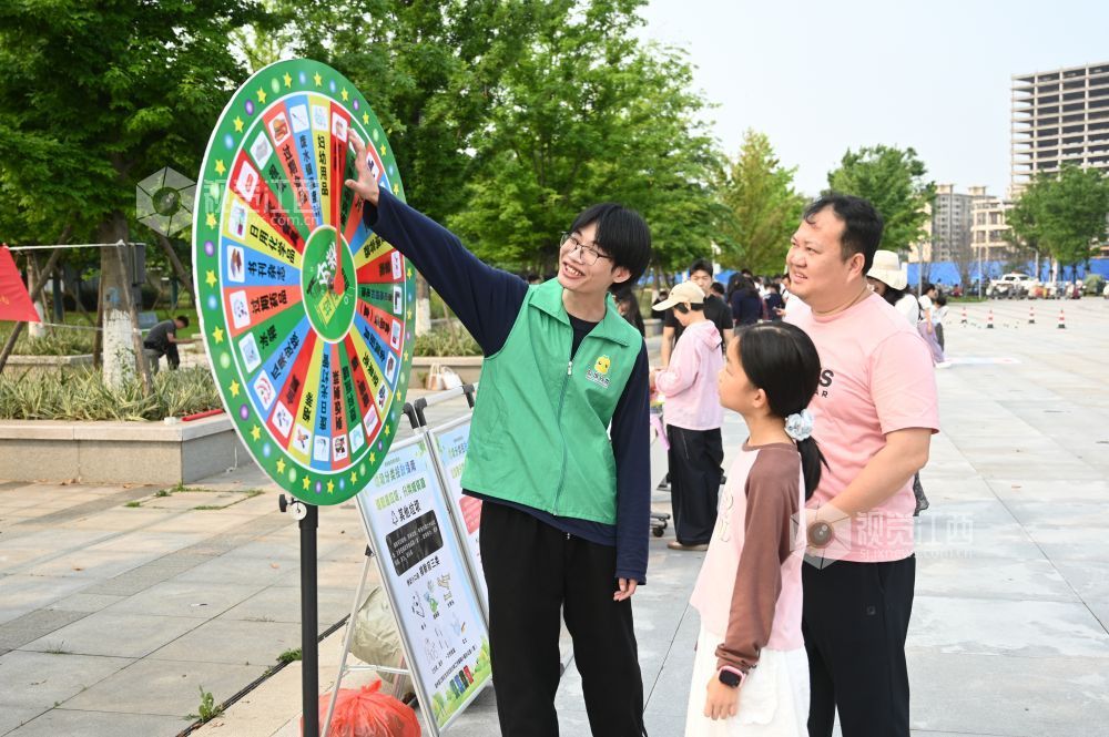 2026年4月11日，在江西省赣州市蓉江新区滨江公园，市民通过游戏互动学习国家安全知识。