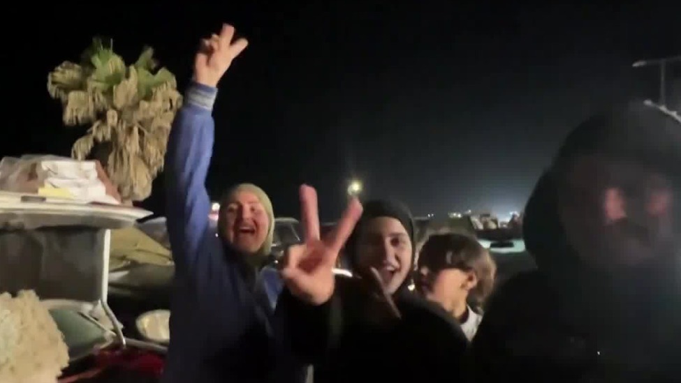 鸣枪庆祝停火，黎巴嫩民众返乡，笑容洋溢