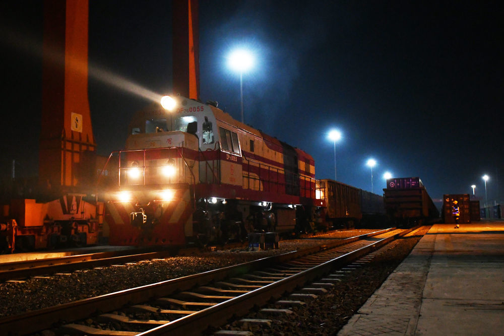 △4月11日，在济铁烟台物流园，调车组在进行调车作业。