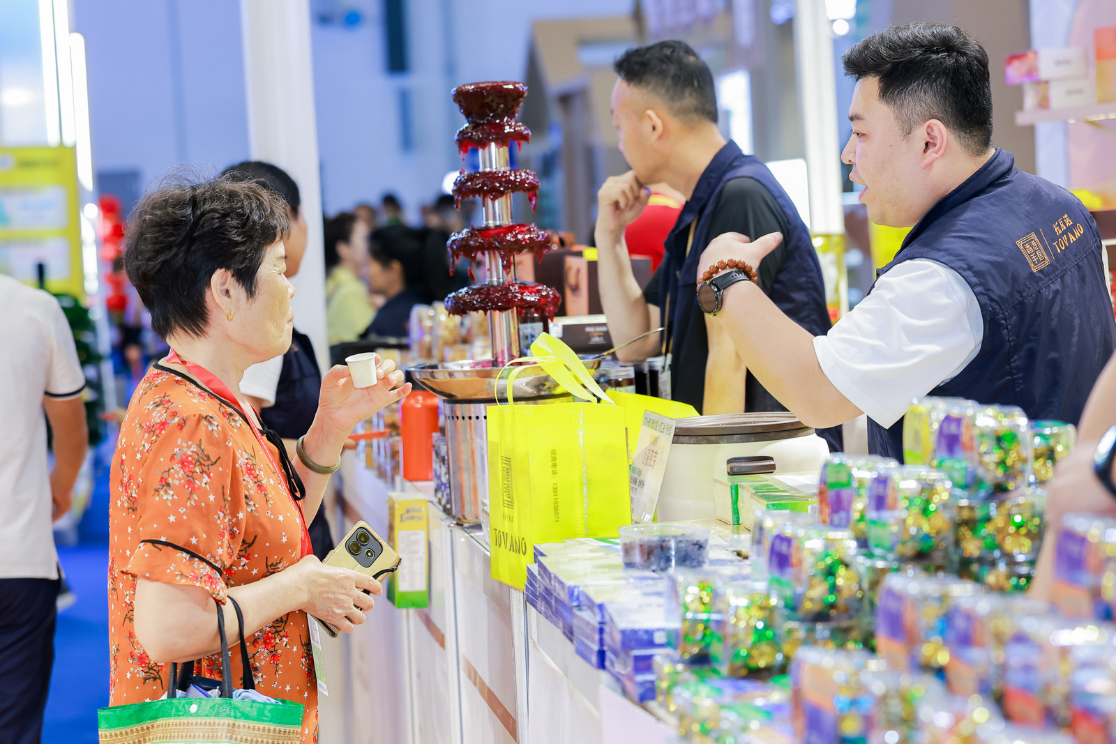 图：第六届中国国际消费品博览会“香港时尚馆”展馆现场