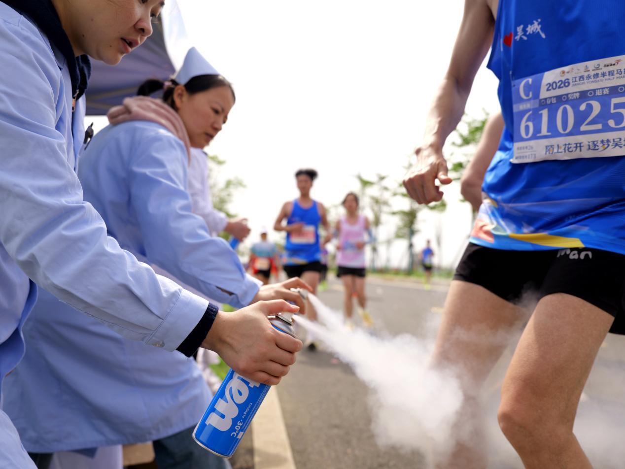 医护人员为选手进行肌肉舒缓喷雾治疗(程应明 摄)