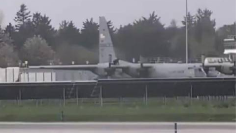 爱尔兰男子擅闯机场，砸坏美军运输机