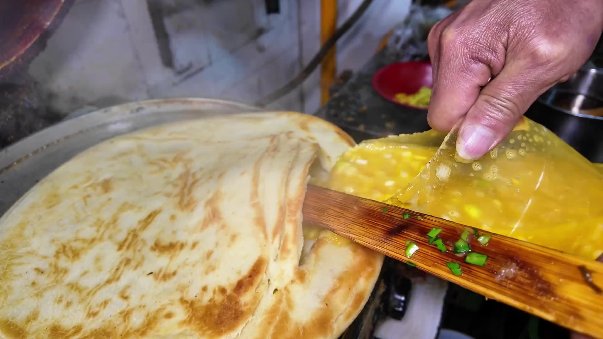 超大号的鸡蛋灌饼，一个饼都有五斤重，一次至少灌进去20个鸡蛋