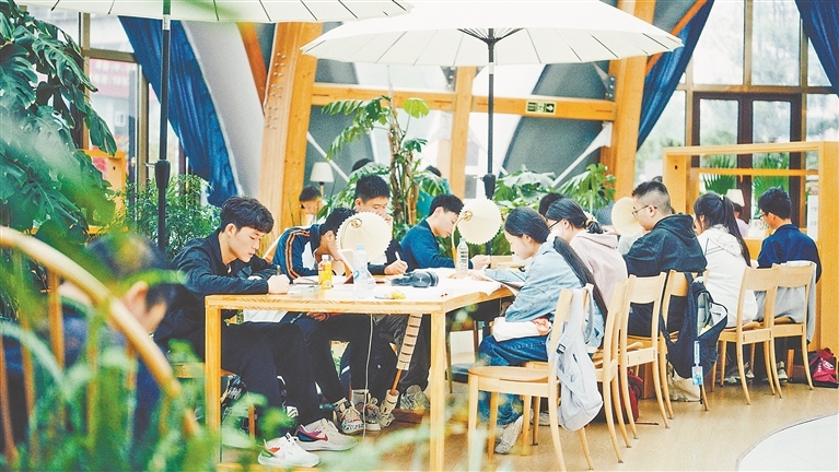 南昌县莲花书屋阅读氛围浓厚。　　 本报全媒体记者 侯艺松摄