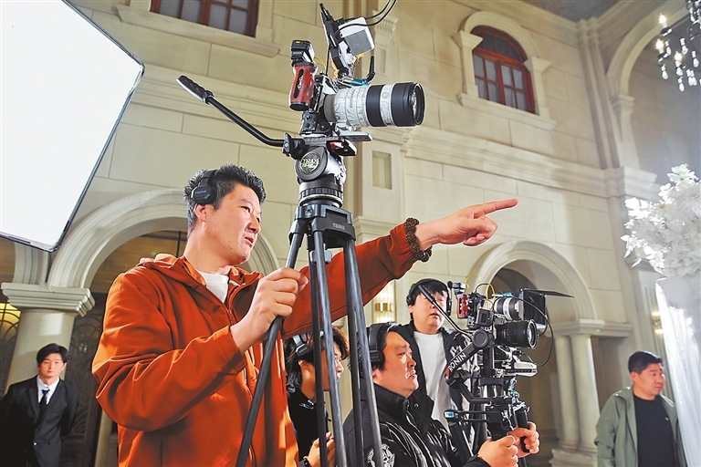 4月8日,郑州市金水区大志影视基地,某微短剧正在拍摄。