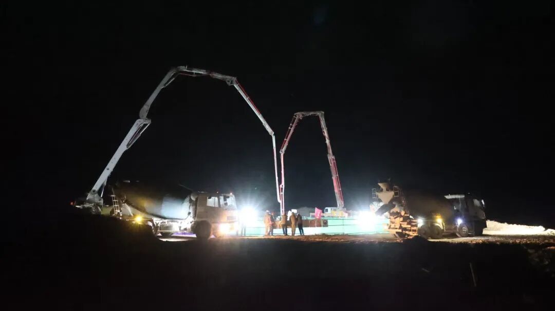 建设期夜晚浇筑.jpg