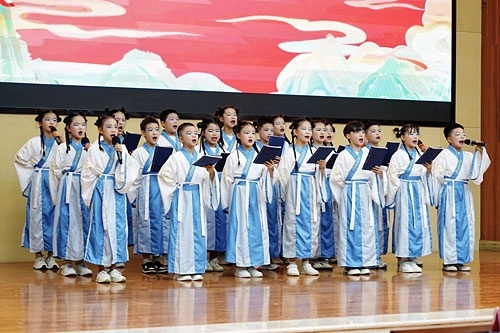 在纪念蒋士铨诞辰300周年暨2025年中国（铅山）蒋士铨学术研讨会系列活动上，孩子们正在诵读经典。