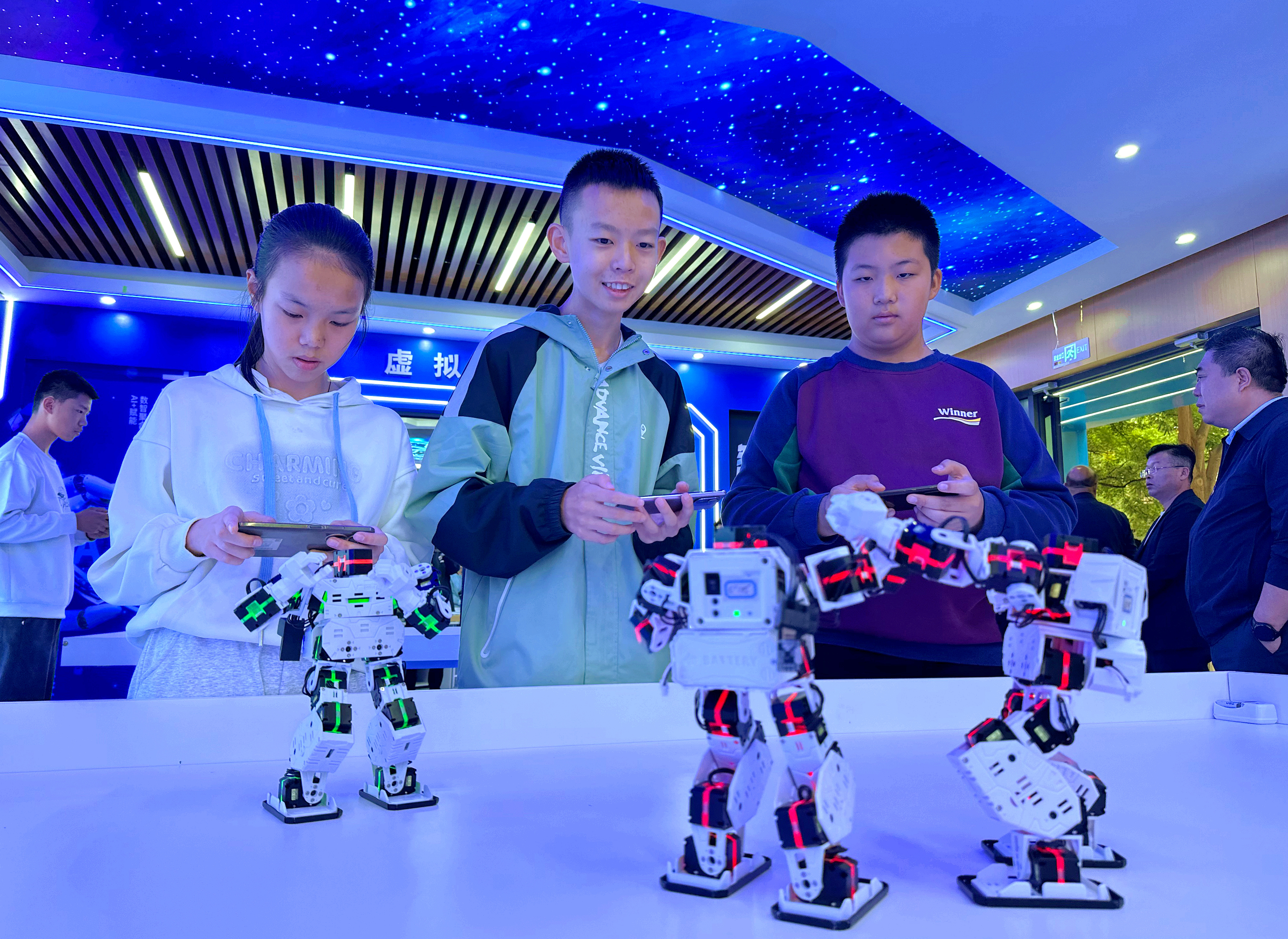 武威十中的孩子们操作机器人，感受科技魅力。