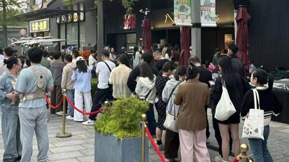 网友吐槽排3小时仍吃不上文章面馆，文章面馆门外大排长队