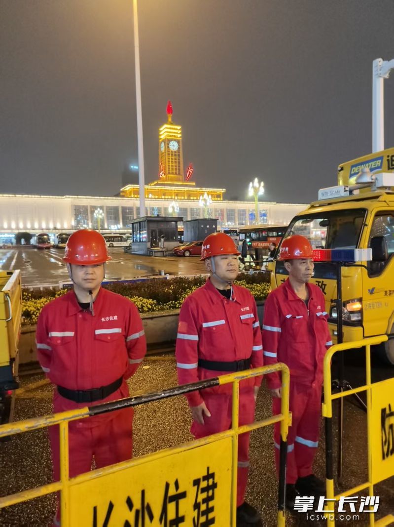 长沙市城区防涝排渍抢险队在长沙火车站实行“人车等雨”模式。均为通讯员供图