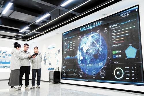 3月31日，河北柏立信家纺股份有限公司共享工厂数据中心，工作人员实时查看客户订单生产交付进度。