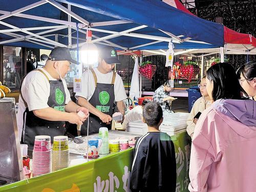 4月12日晚，“河北五超”决赛，保定队对阵张家口队赛前，球迷在场外购物。苏沛霖摄
