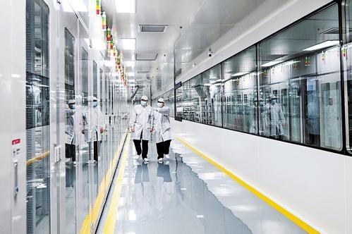 3月19日，雄安科创中心中试基地，雄安百信信息科技有限公司员工在巡检生产线。