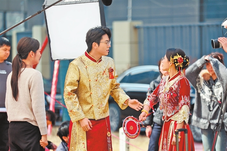 3月27日,某婚礼微短剧拍摄现场,剧组反复打磨,打造精品佳作。