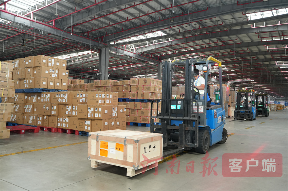 一位工作人员熟练地驾驶叉车搬运货物.jpg
