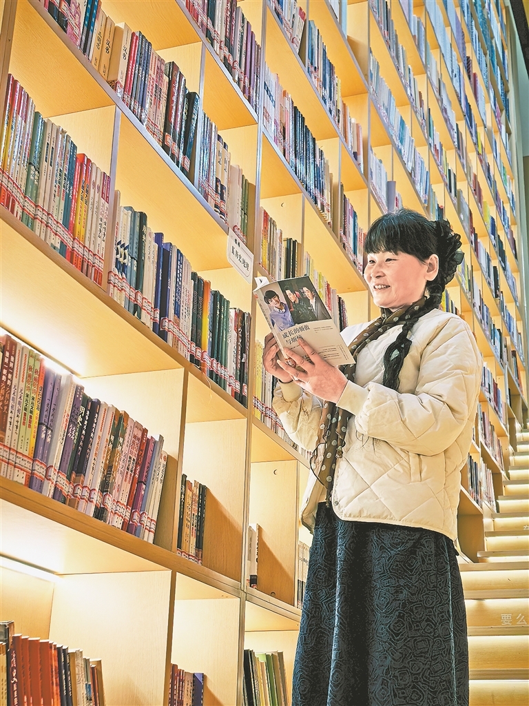 3月31日，全国道德模范支月英在奉新城市书房阅读。