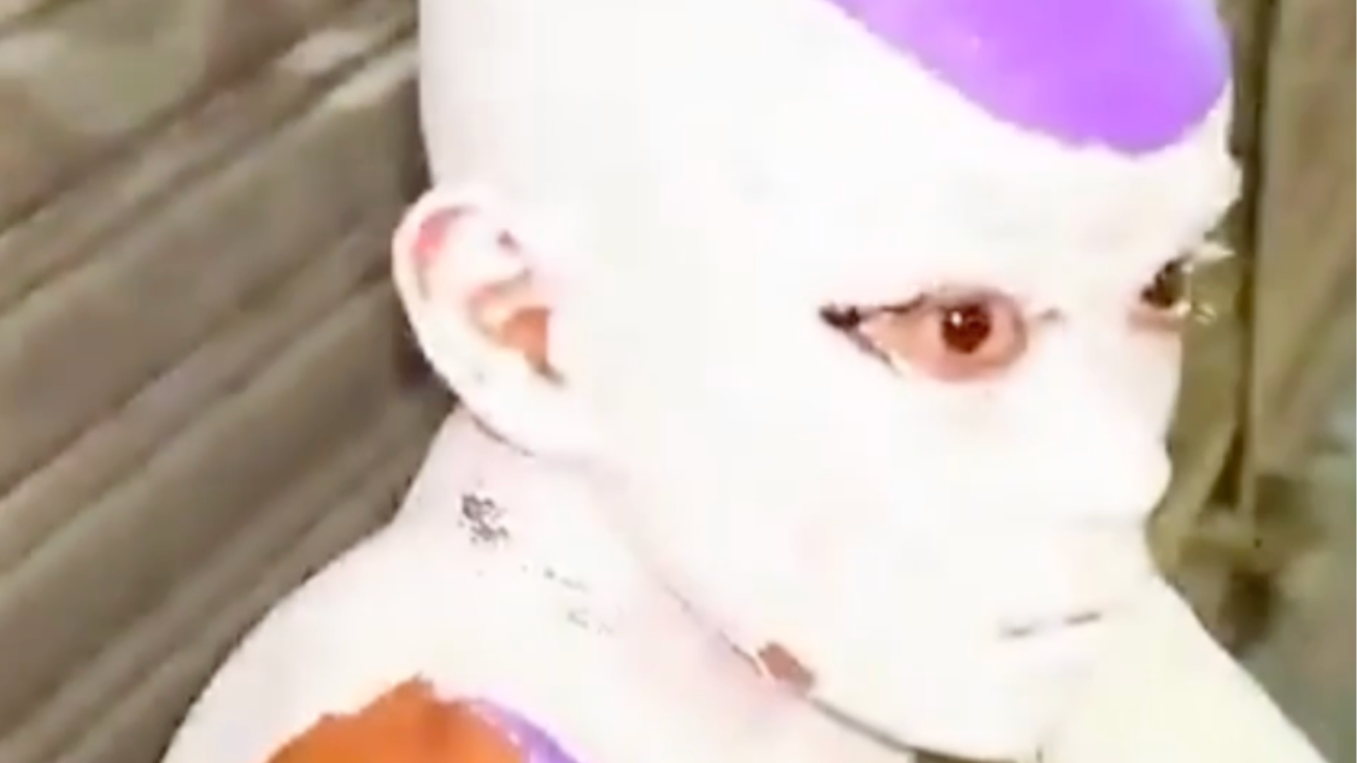 阿根廷男孩为cos《龙珠》弗利萨，全身被亲妈刷上墙漆反复擦洗脱不掉，惨变“永久皮肤”