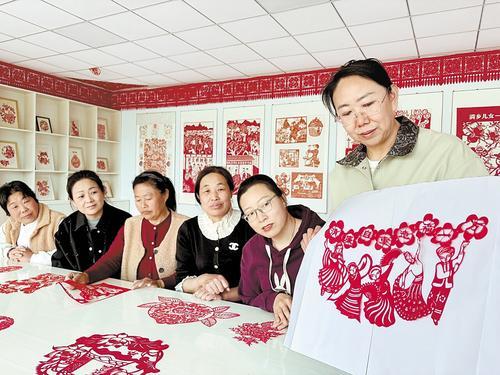 4月8日，丰宁满族自治县黄旗镇城根营村剪纸工坊为村民开展剪纸培训，他们将廉洁文化融入非遗剪纸，赋予传统技艺新的时代内涵。 丰宁满族自治县纪委监委供图