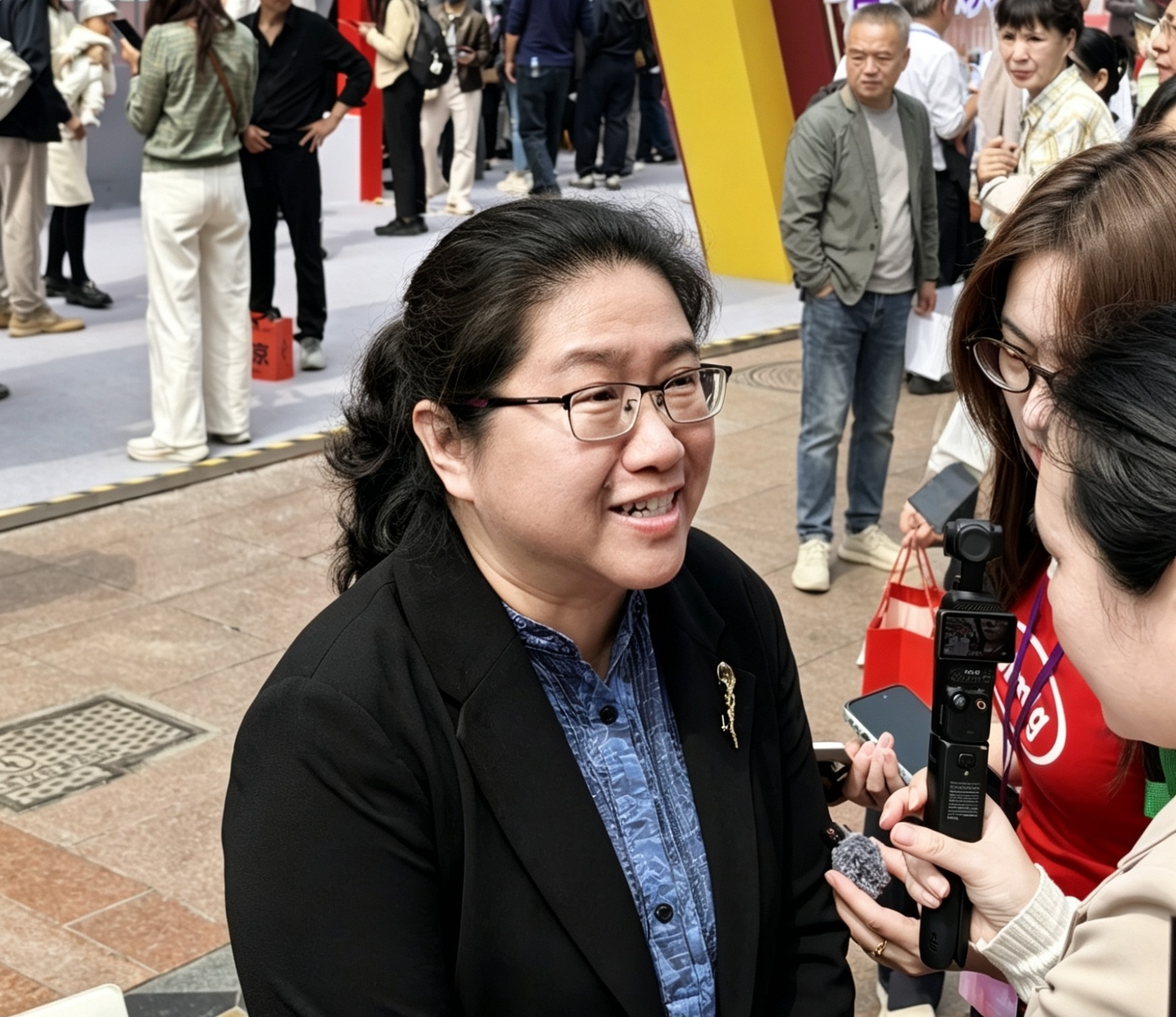 中国照明电器协会秘书长王卓接受采访。