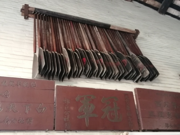 朋山赵公祠内悬挂的获奖牌匾和龙舟桨 图源：区档案馆