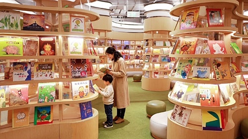 抚州汤显祖书店的儿童绘本馆，设计灵感源自《南柯记》中的蚂蚁国。通讯员 章雨宇摄