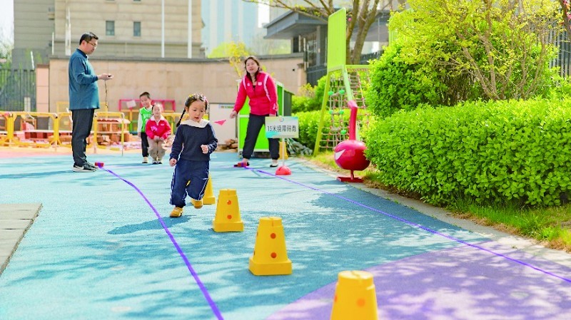 廊坊市直属机关第一幼儿园的小朋友在做运动