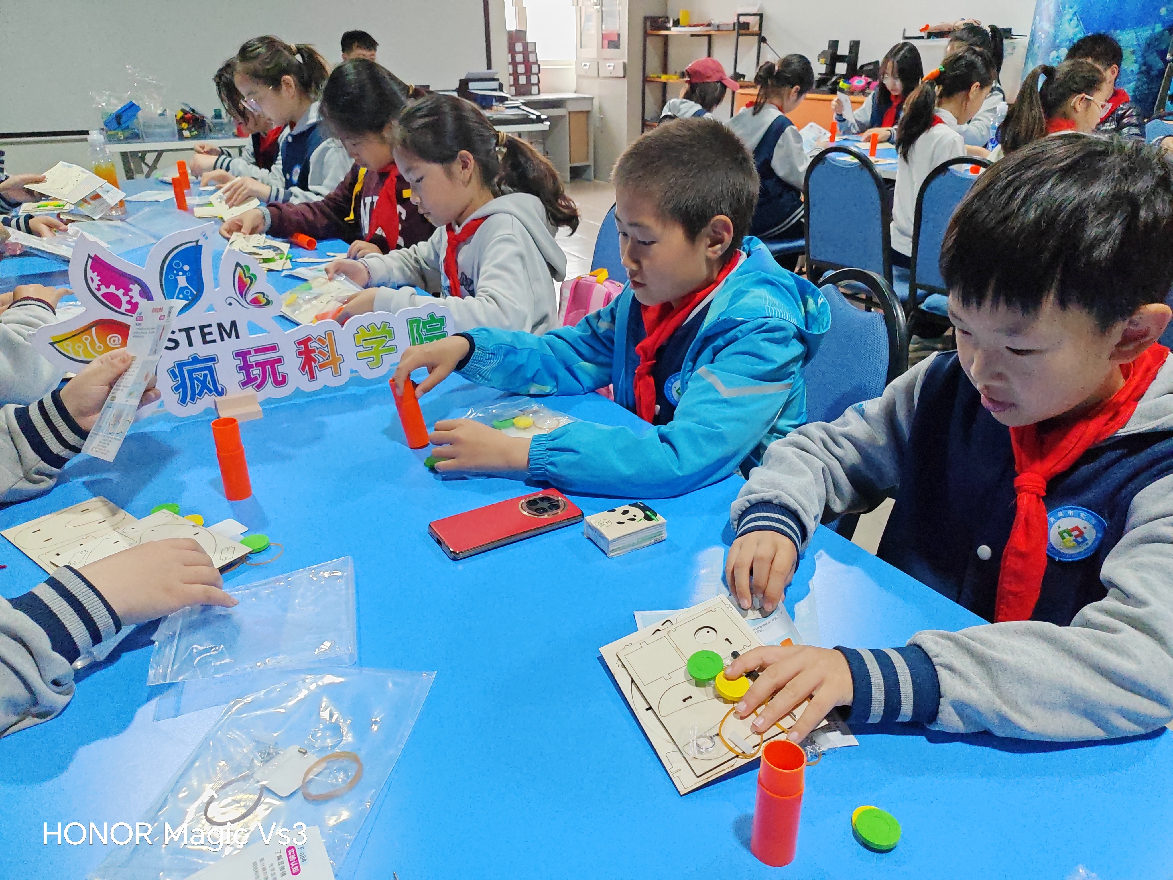疯狂科学嗨翻天！解锁奇妙新世界——青岛市实验小学四五中队开展STEM科创研学活动