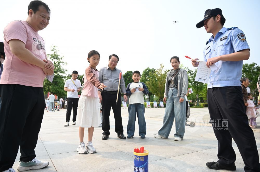 2026年4月11日，在江西省赣州市蓉江新区滨江公园，市民通过游戏互动学习国家安全知识。