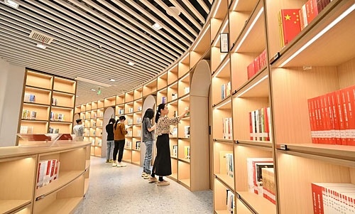 4月15日，读者在南昌高新区图书馆红色专柜前借阅书籍。本报全媒体首席记者 李 劼摄