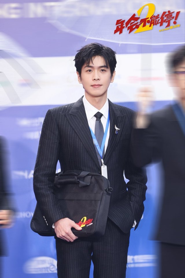 电影《年会不能停2!》 剧组亮相北影节 职场新搭子张若昀白客“班味”拉满 电影《年会不能停2!》 剧组亮相北影节 职场新搭子张若昀白客“班味”拉满