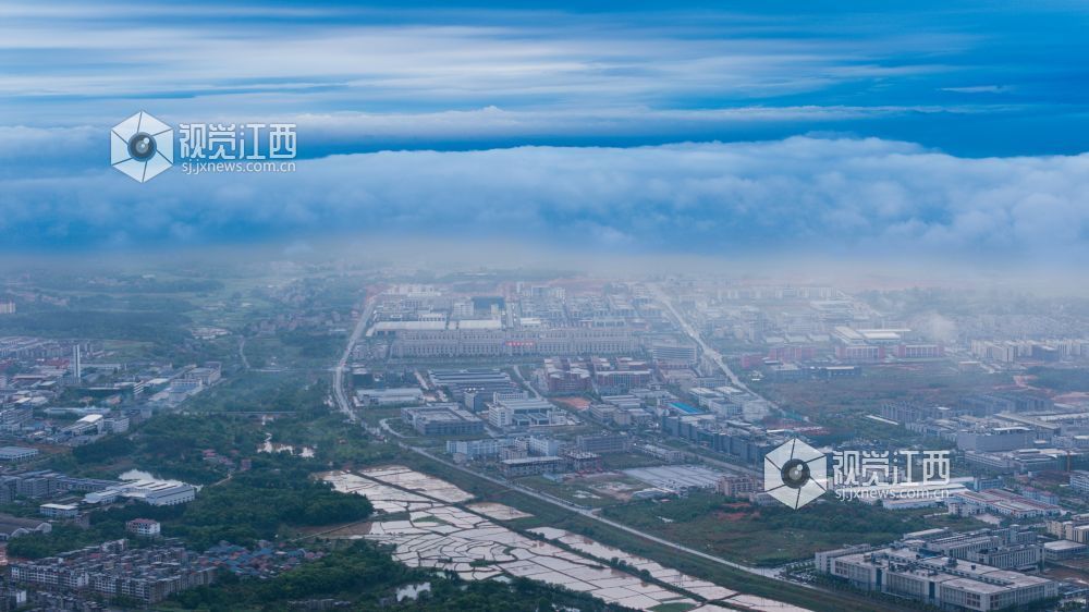 2026年4月14日拍摄画面，雨停过后，远处的积云和小镇。