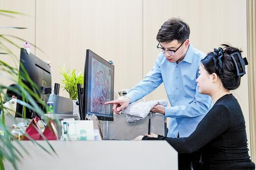 3月31日，高阳新高点设计工作室，设计师进行毛巾图案创意设计。